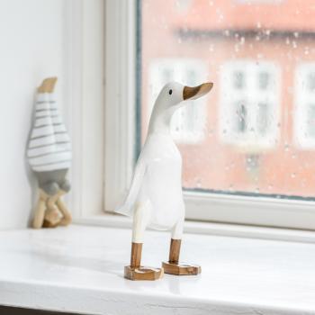 Dänische Ente aus Naturholz im weißen Outfit klein